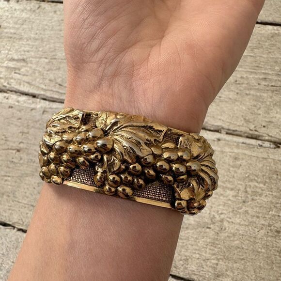 Vintage Art Nouveaux Repousse Grape Vine Relief Bracelet - Picture 3 of 7